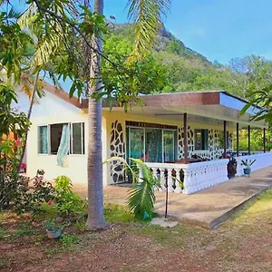 https://akivai-lodge-maison-de-vacance-ua-pou-marquises.frenchpolynesia-hotels.com