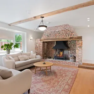 https://apt-the-manor-at-minstrel-court.cambridgehotelsuk.com